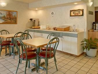 Super 8 By Wyndham Louisa Motel Restaurant photo